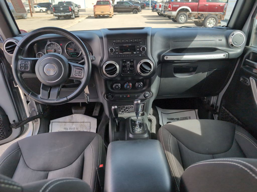 2017 Jeep Wrangler Unlimited Sahara photo 9