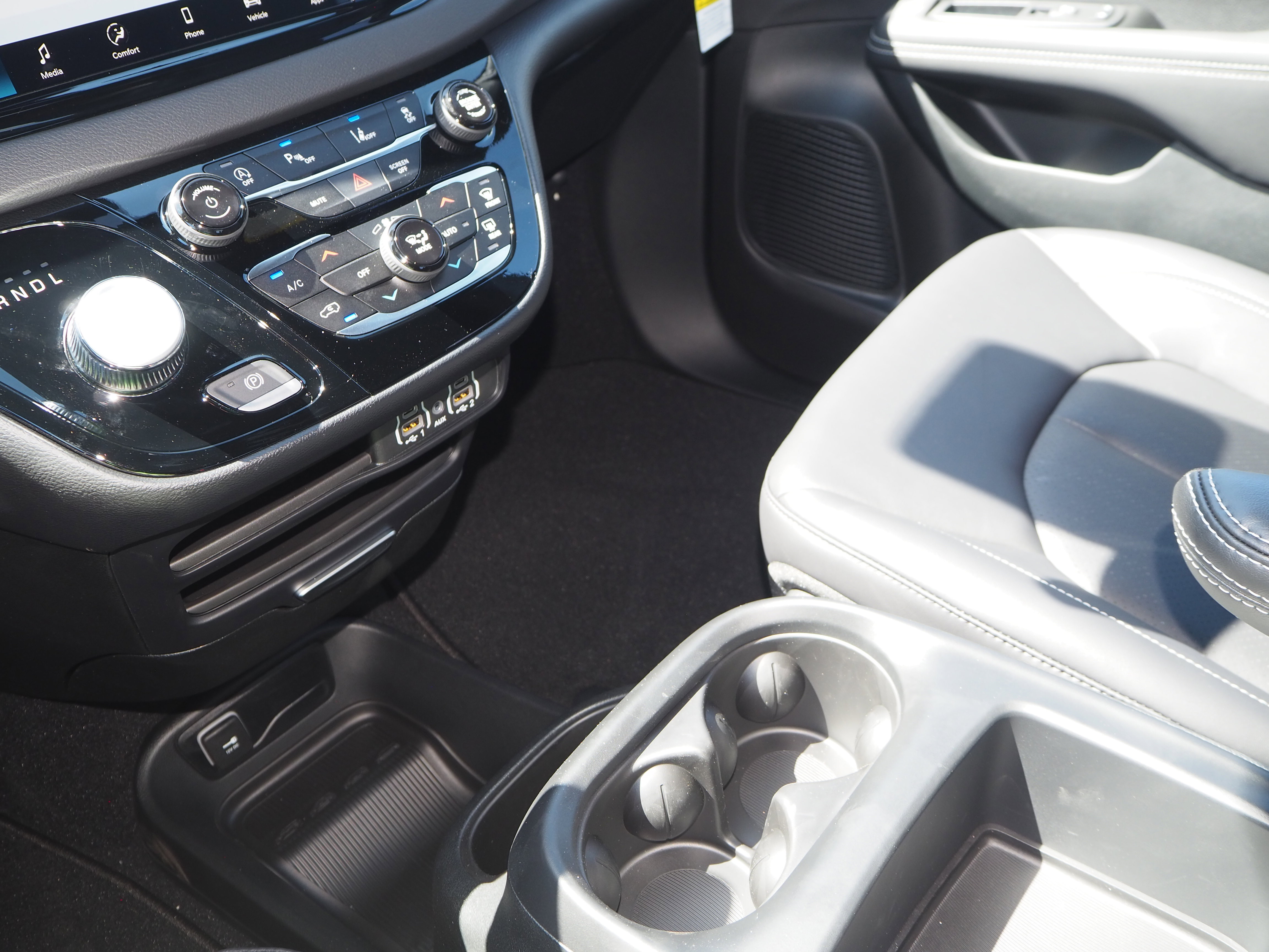 2025 Chrysler Voyager LX photo 4