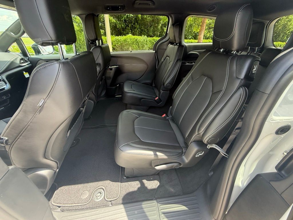 2026 Chrysler Pacifica photo 20