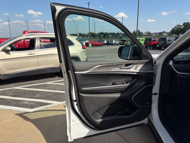 2024 Jeep Grand Cherokee Limited photo 9