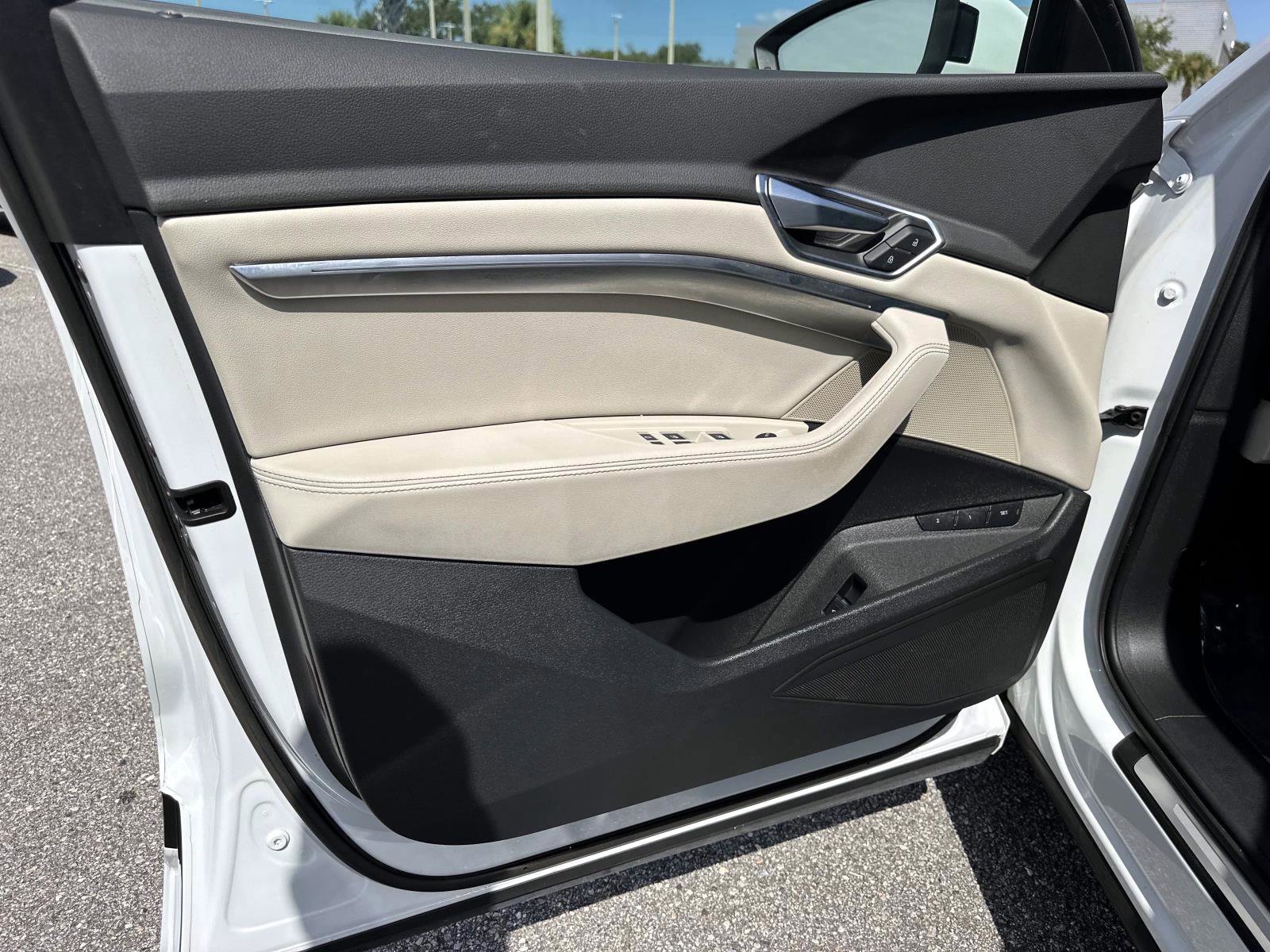 2021 Audi e-tron Premium photo 17