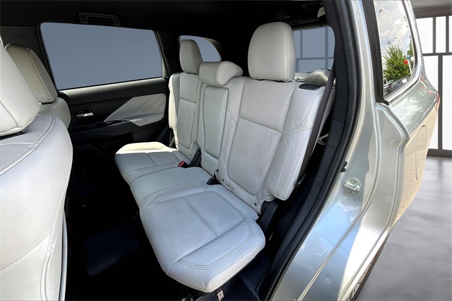 2022 Mitsubishi Outlander PHEV LE photo 25