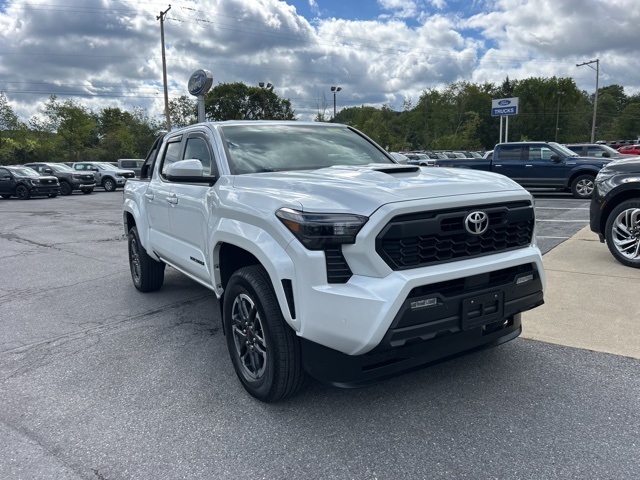 2024 Toyota Tacoma TRD Sport photo 2