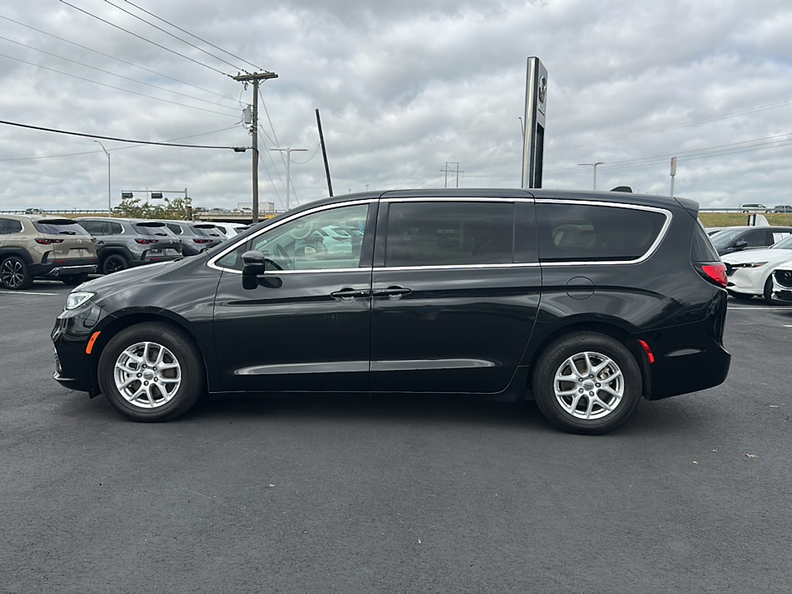 2023 Chrysler Pacifica Touring L photo 4