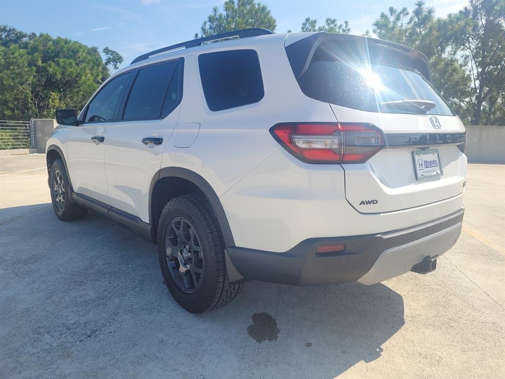 2025 Honda Pilot TrailSport photo 2