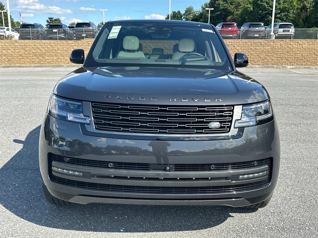 2025 Land Rover Range Rover SE photo 3