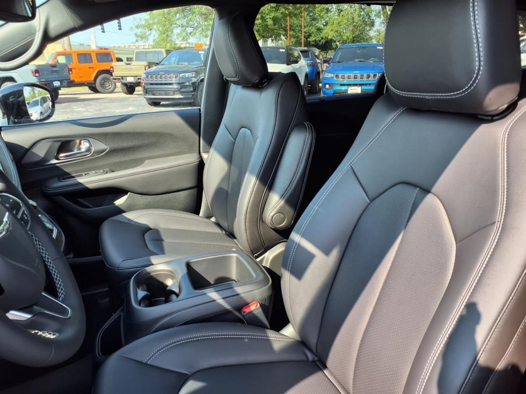 2026 Chrysler Pacifica photo 12