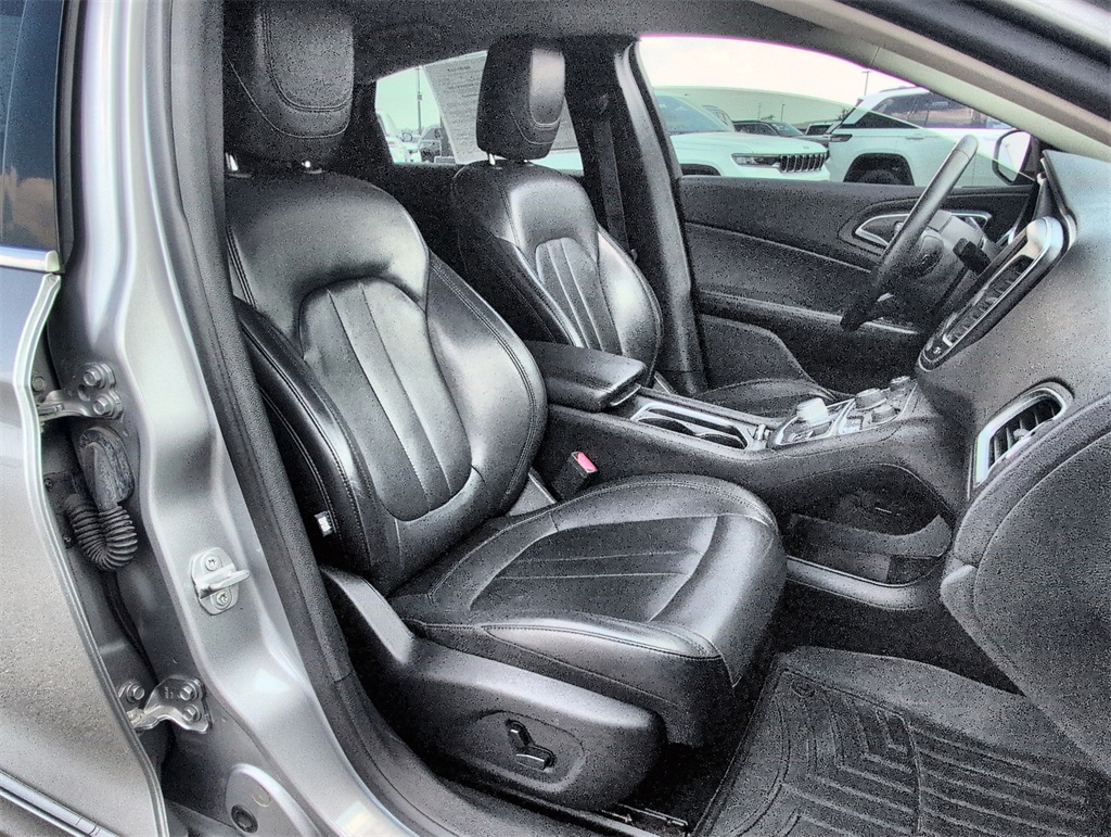 2017 Chrysler 200 Limited photo 23