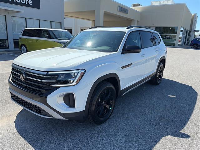 2025 Volkswagen Atlas Peak Edition SE photo 3