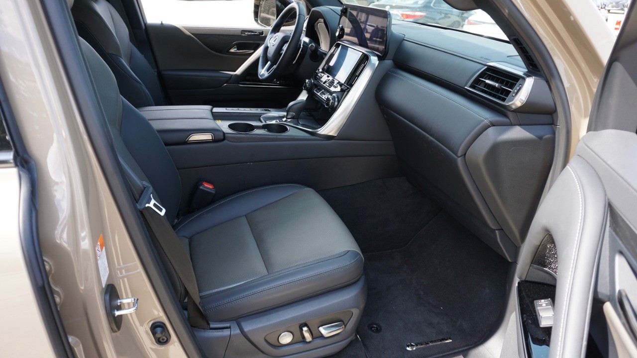 2025 Lexus LX photo 14