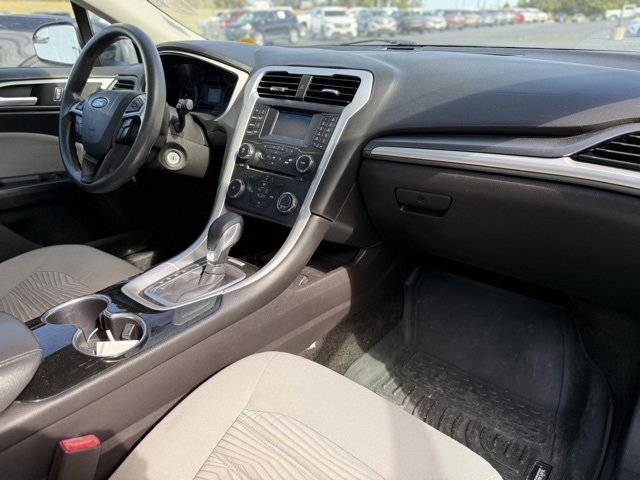 2016 Ford Fusion S photo 3