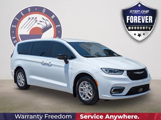 2026 Chrysler Pacifica Select's photo