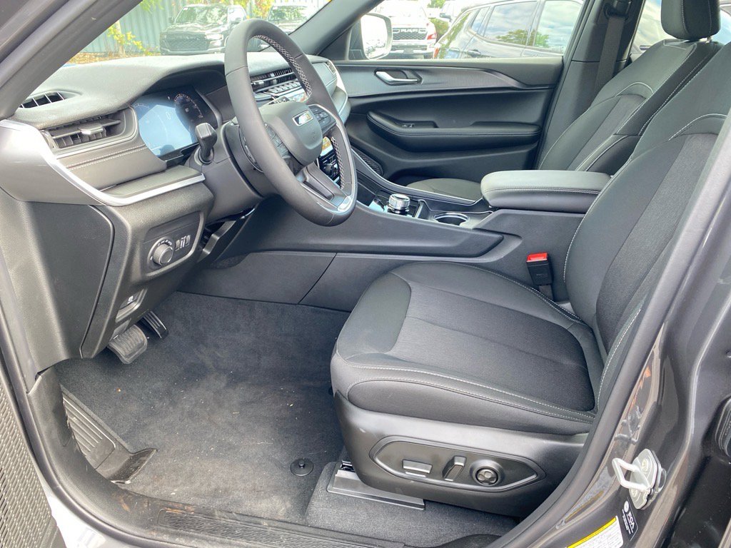 2025 Jeep Grand Cherokee Laredo X photo 4