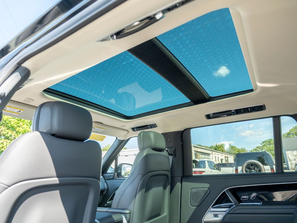 2025 Land Rover Range Rover SE photo 20