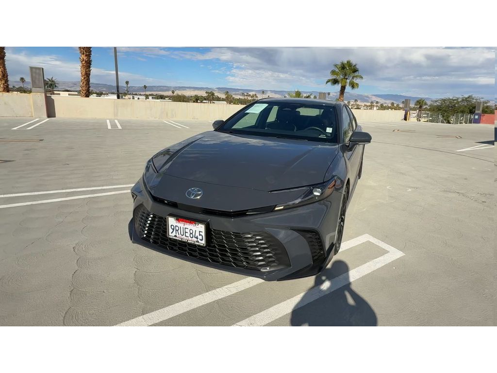 2025 Toyota Camry Hybrid SE photo 3