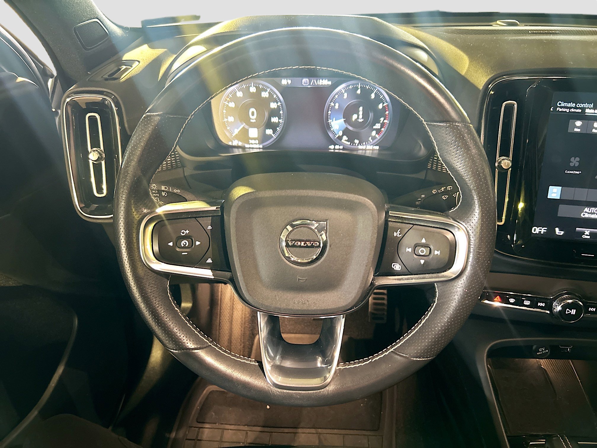 2021 Volvo XC40 R-Design AWD photo 28