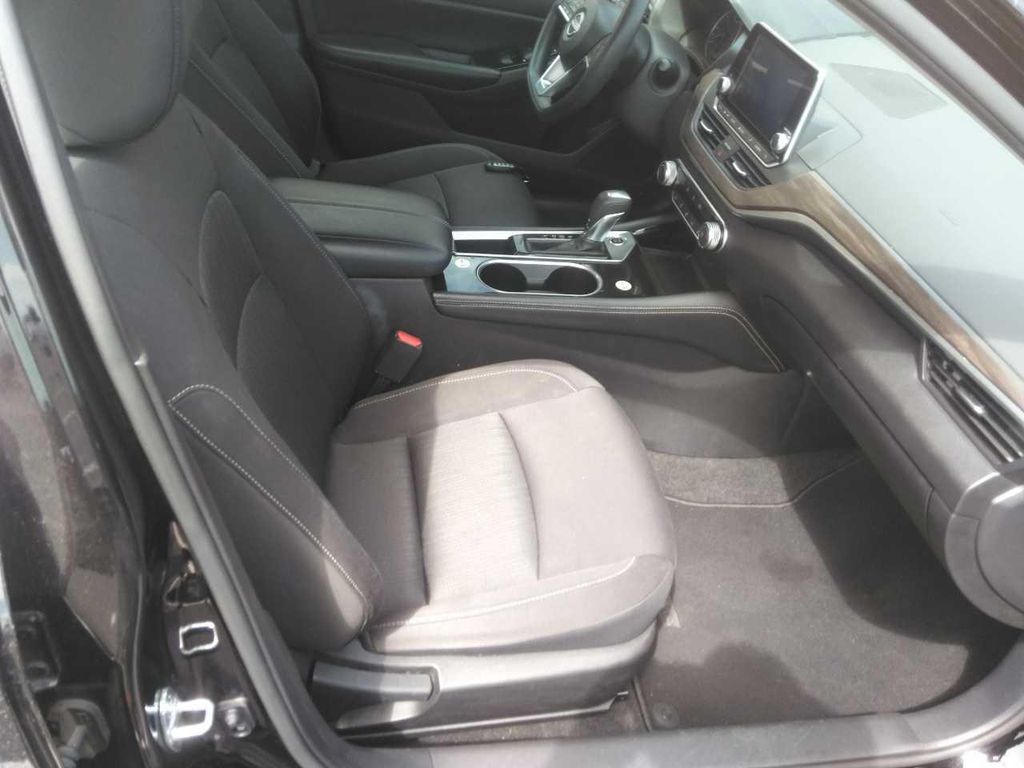2023 Nissan Altima 2.5 SV photo 5