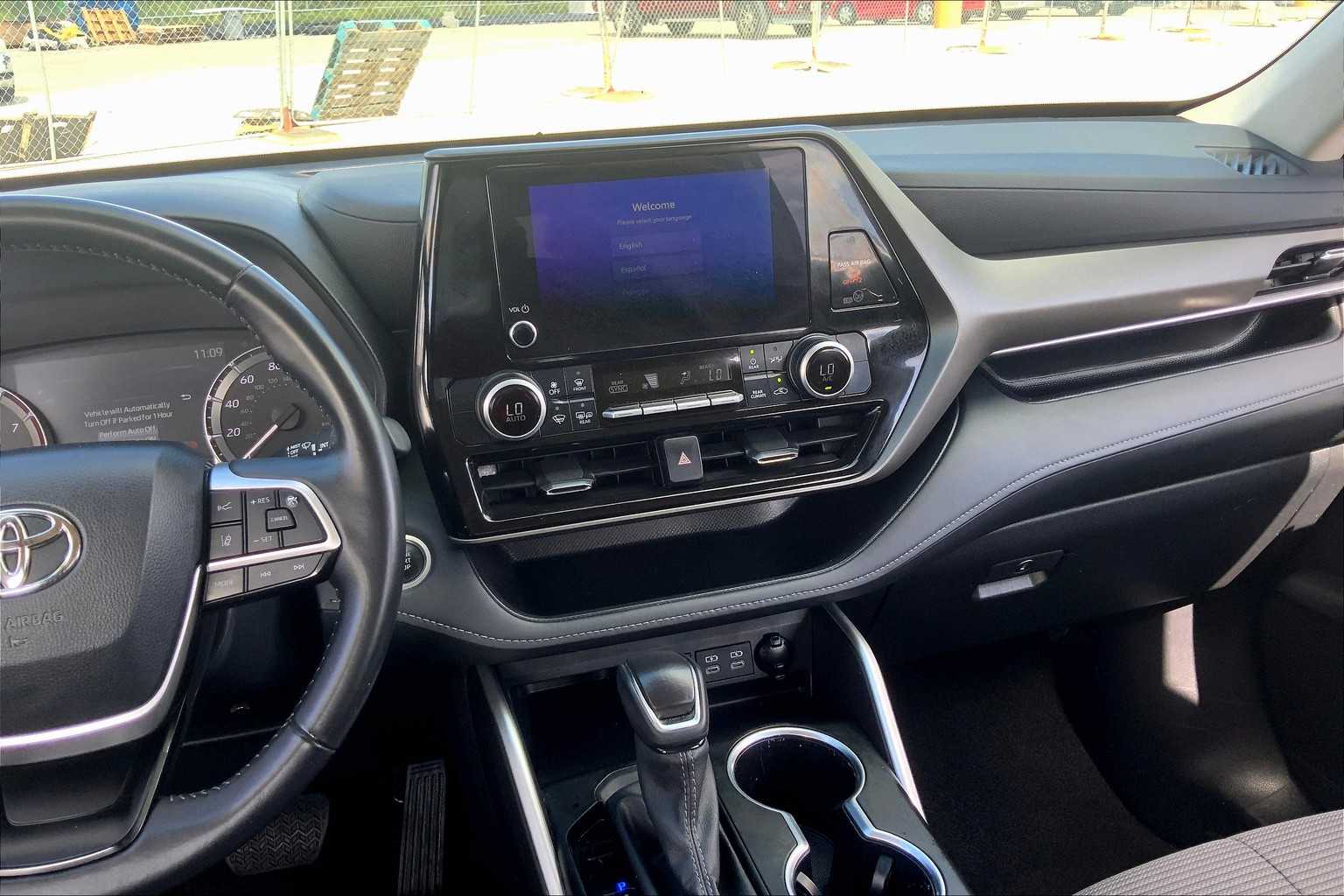 2024 Toyota Highlander LE photo 6