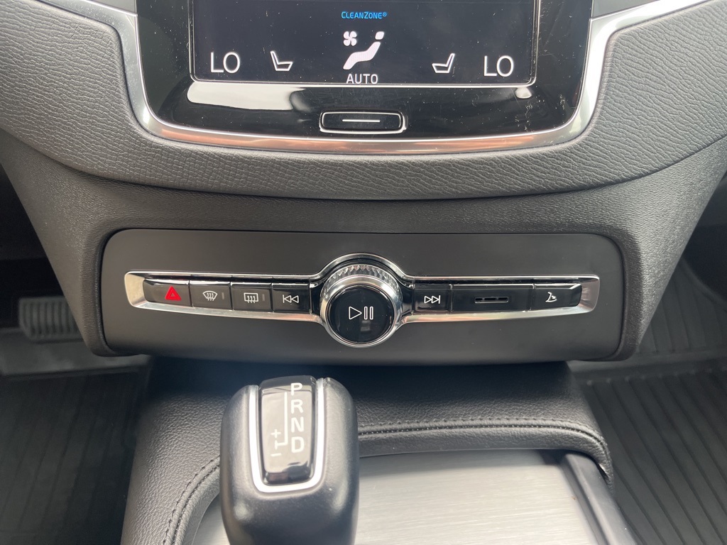 2022 Volvo XC90 T5 Momentum photo 18
