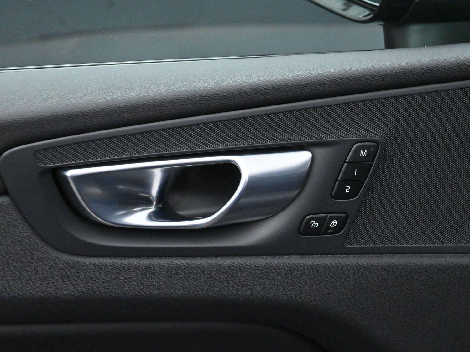 2024 Volvo XC60 Plus photo 12
