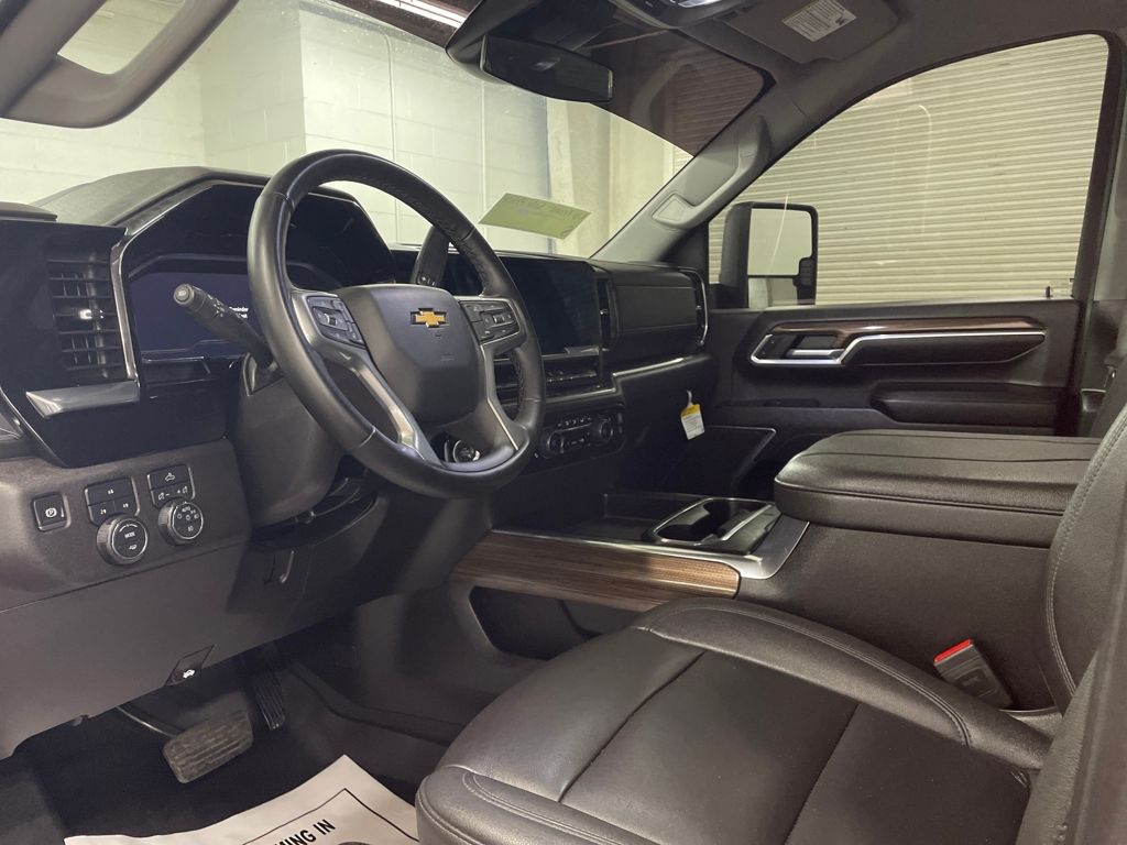 2025 Chevrolet Silverado 2500HD LT photo 4