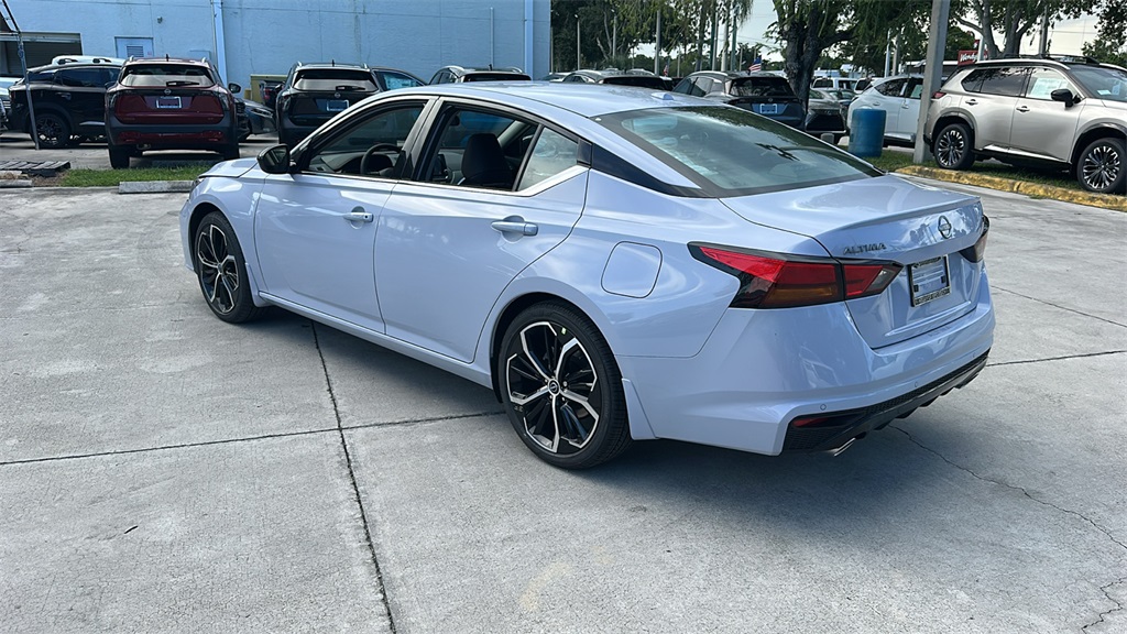 2025 Nissan Altima SR photo 4
