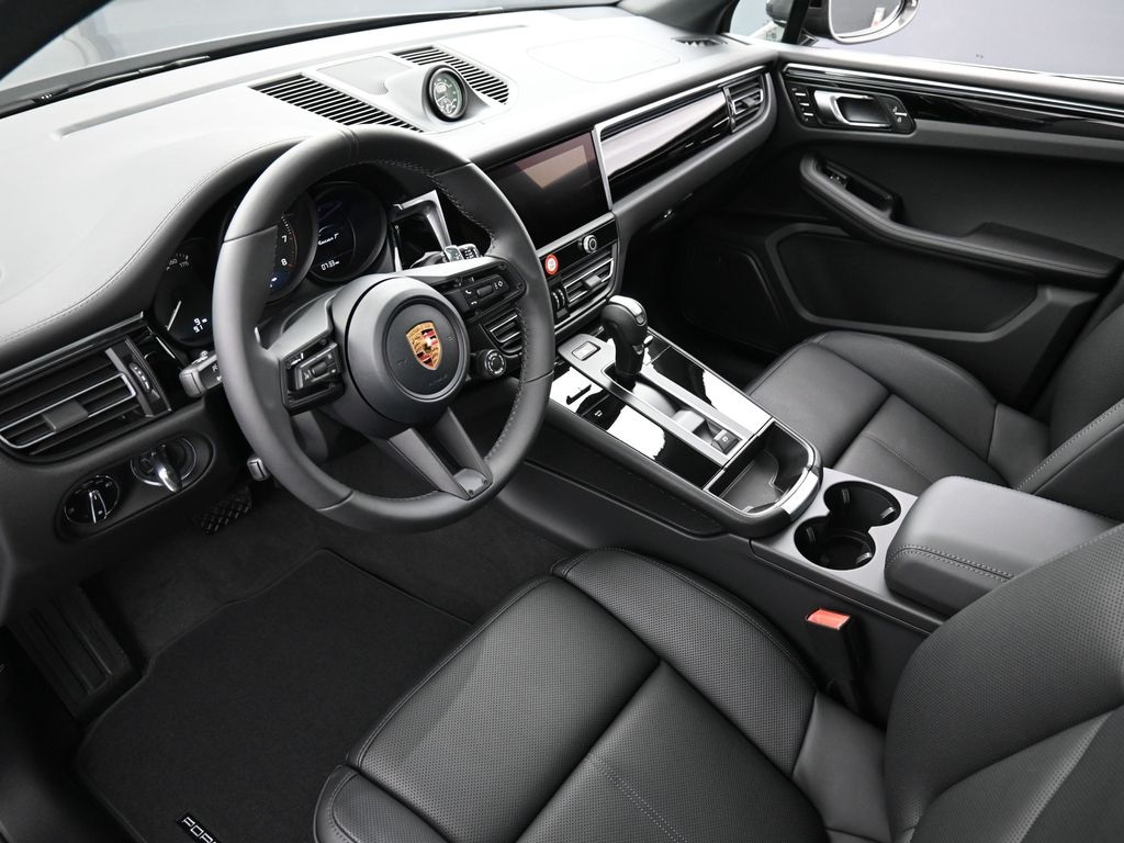 2026 Porsche Macan T photo 4