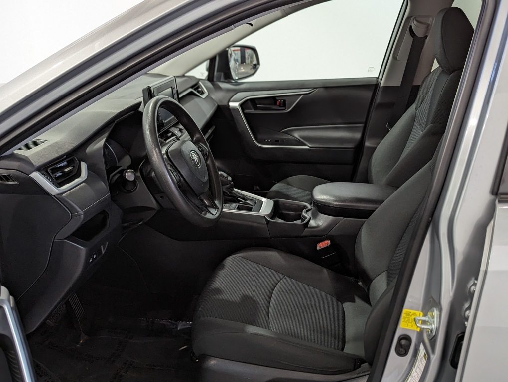2021 Toyota RAV4 LE photo 4