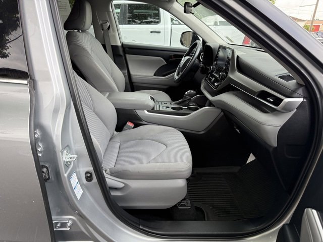 2022 Toyota Highlander LE photo 8