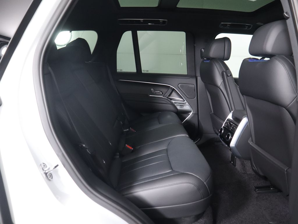 2025 Land Rover Range Rover SE photo 21