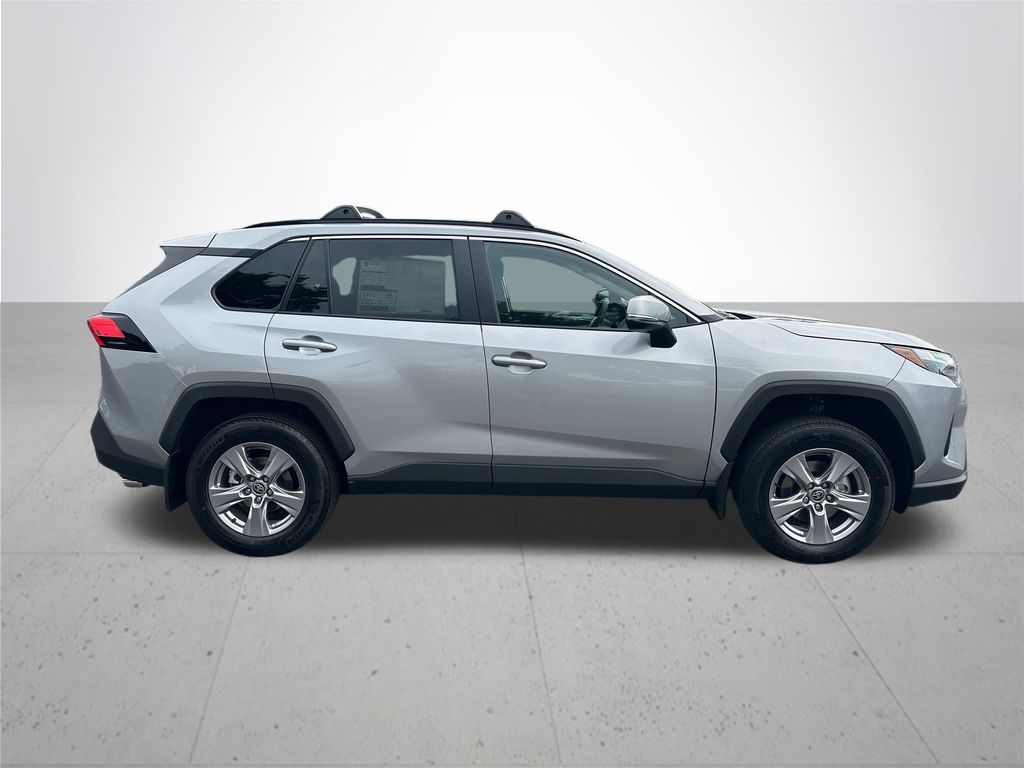 2025 Toyota RAV4 XLE photo 6