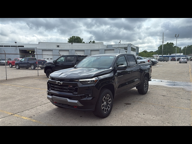 2025 Chevrolet Colorado Z71 photo 2
