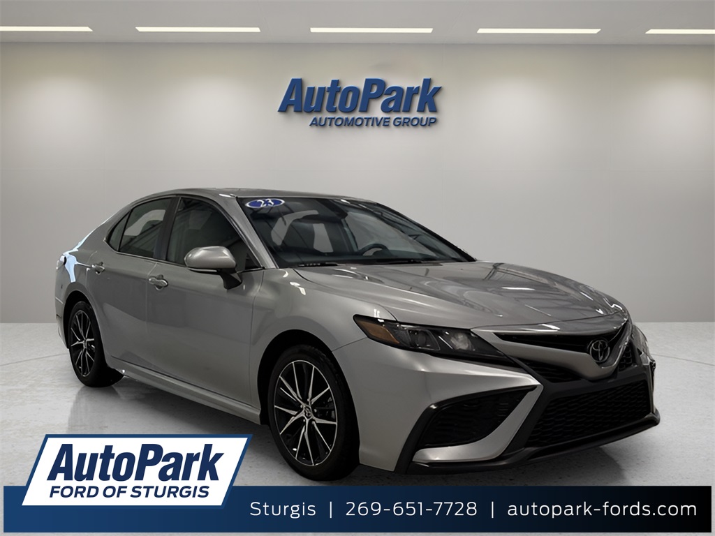 2023 Toyota Camry SE's photo