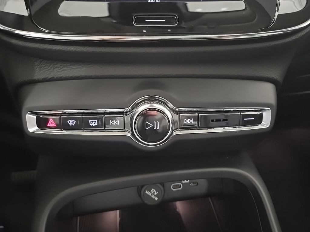2025 Volvo XC40 Plus photo 16