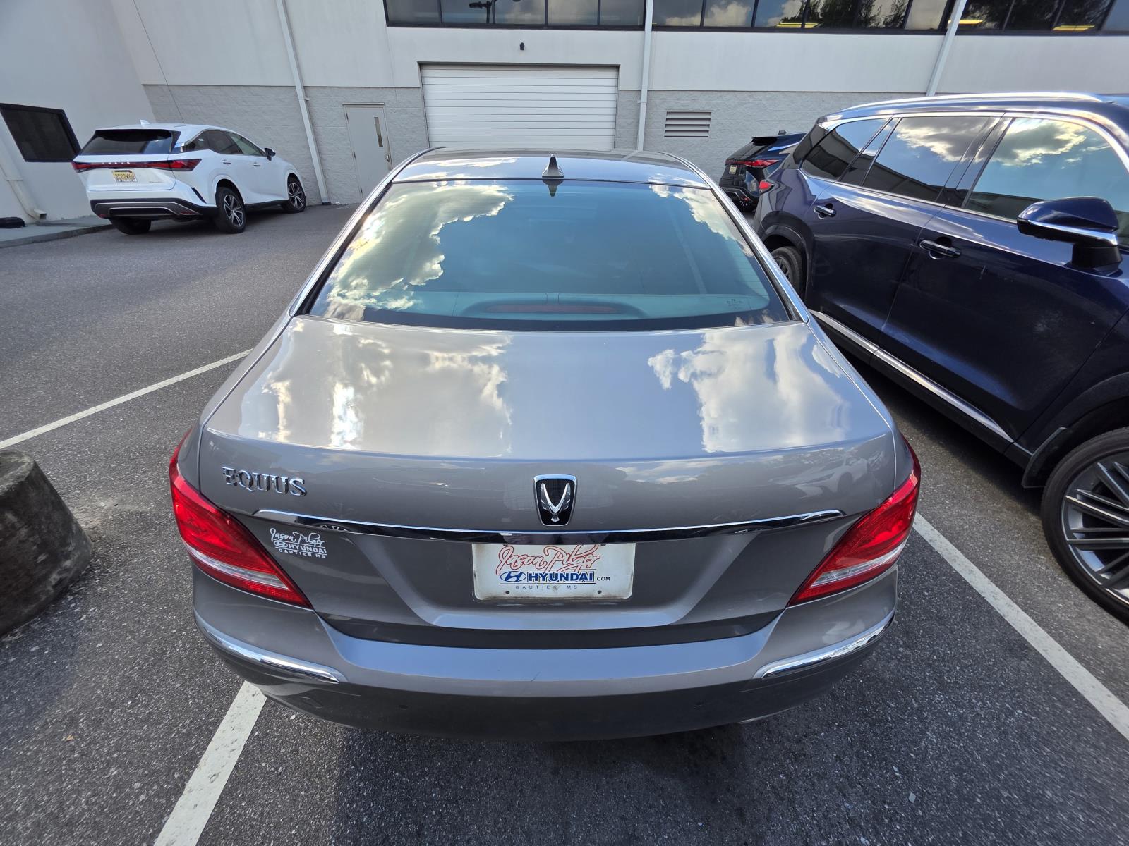 2011 Hyundai Equus Signature photo 3