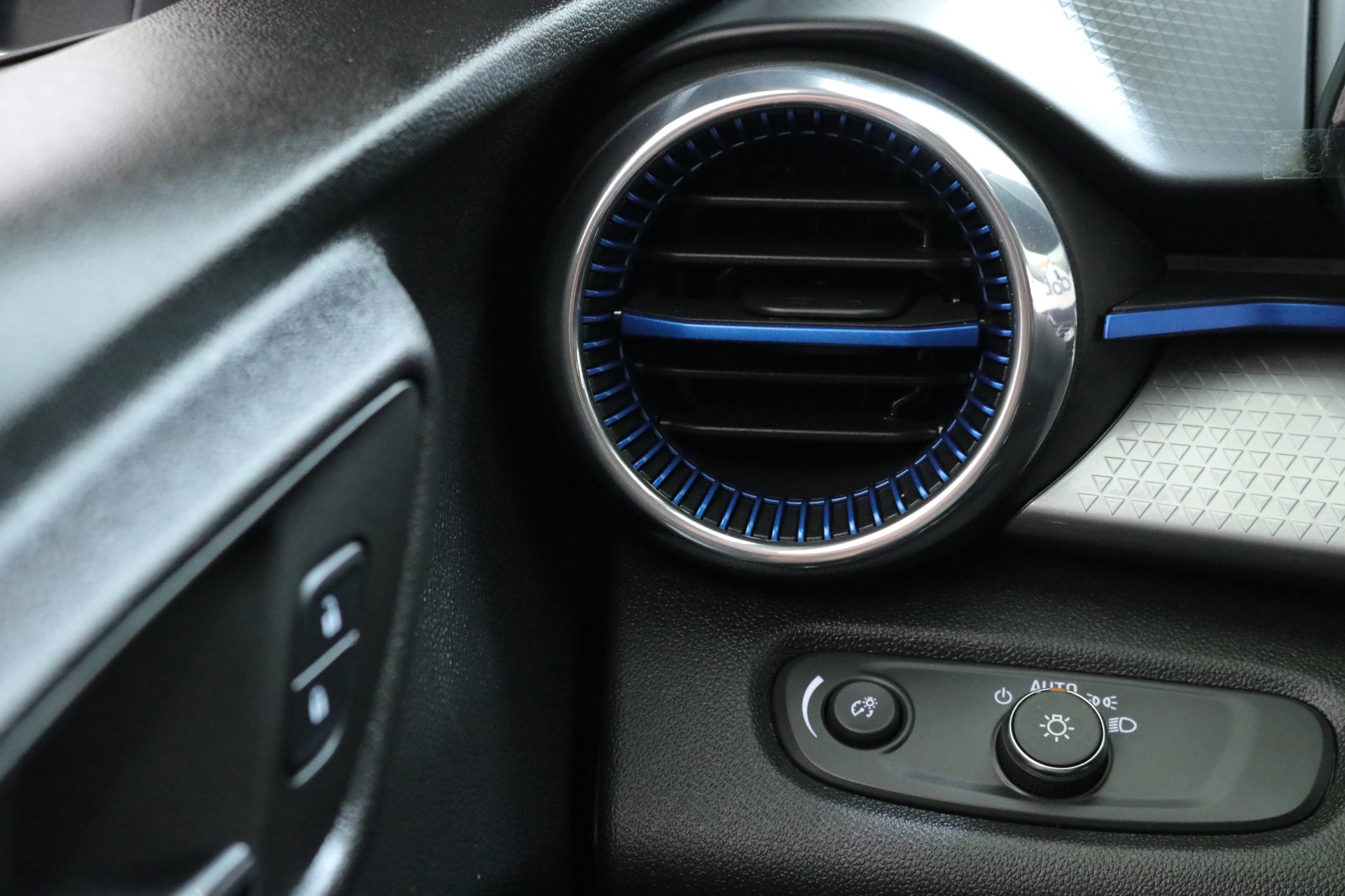 2025 Chevrolet Trax LT photo 13