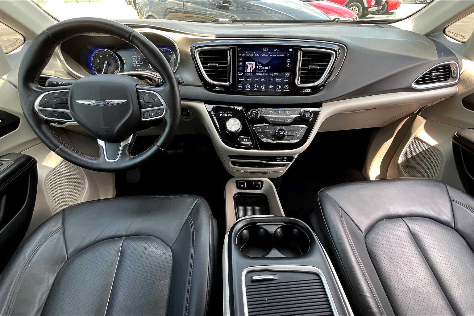 2020 Chrysler Pacifica Touring Plus photo 12