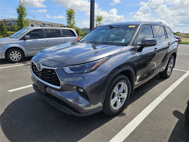 2022 Toyota Highlander LE photo 2