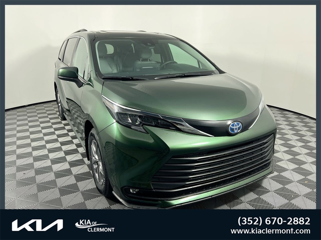2025 Toyota Sienna XLE's photo