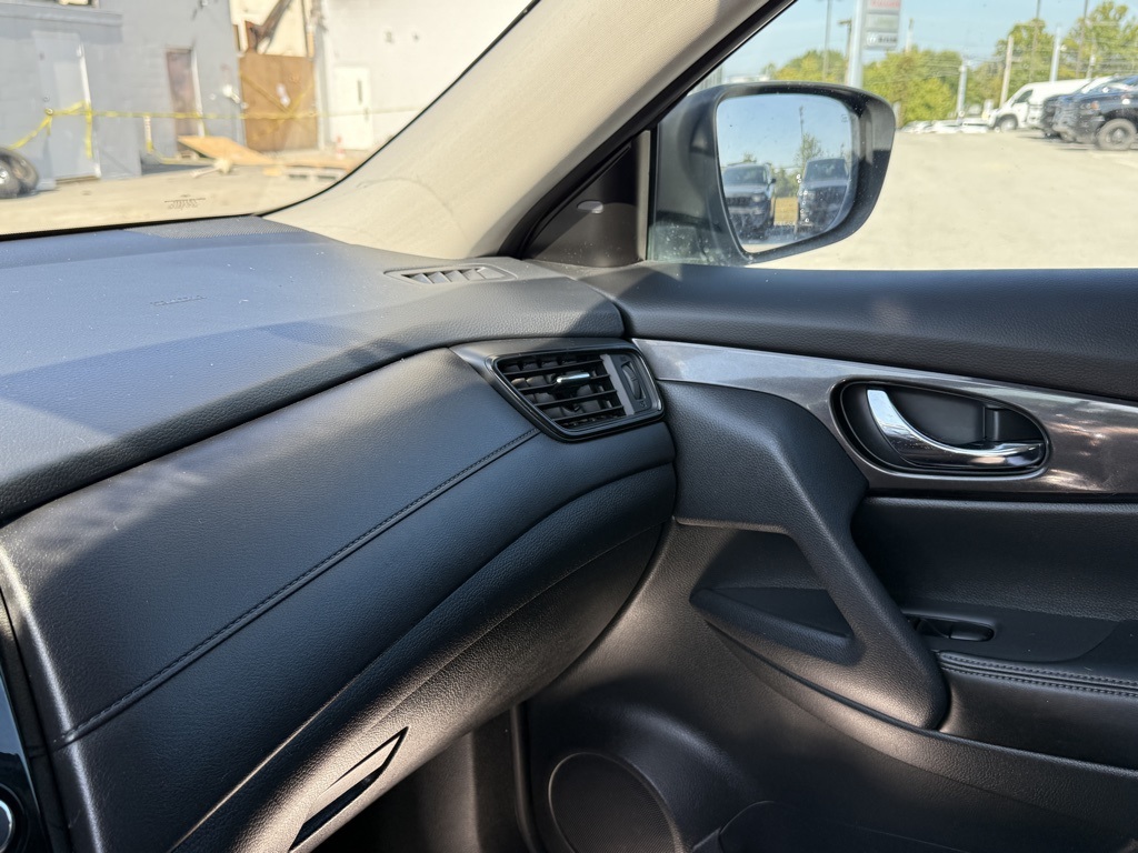 2018 Nissan Rogue SV photo 19