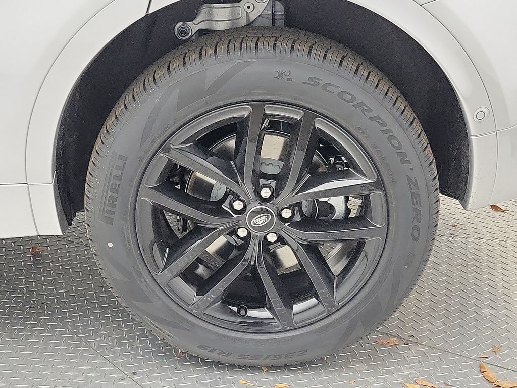 2025 Land Rover Discovery Sport S photo 4