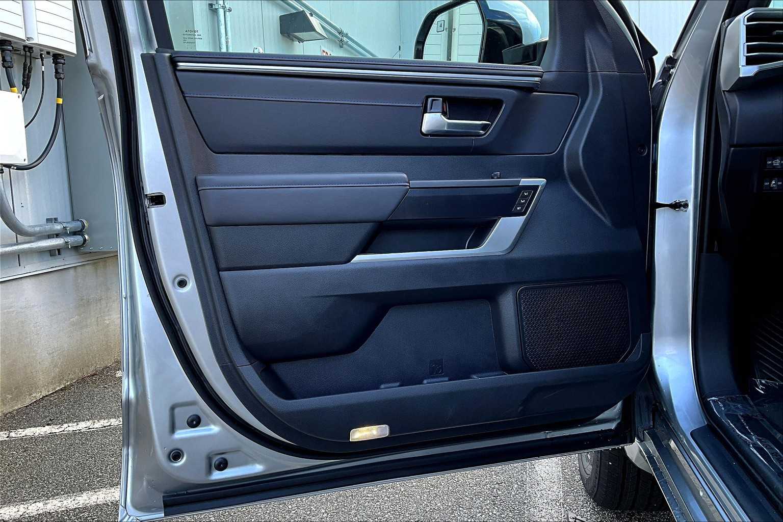 2025 Toyota Tundra Platinum CrewMax photo 9