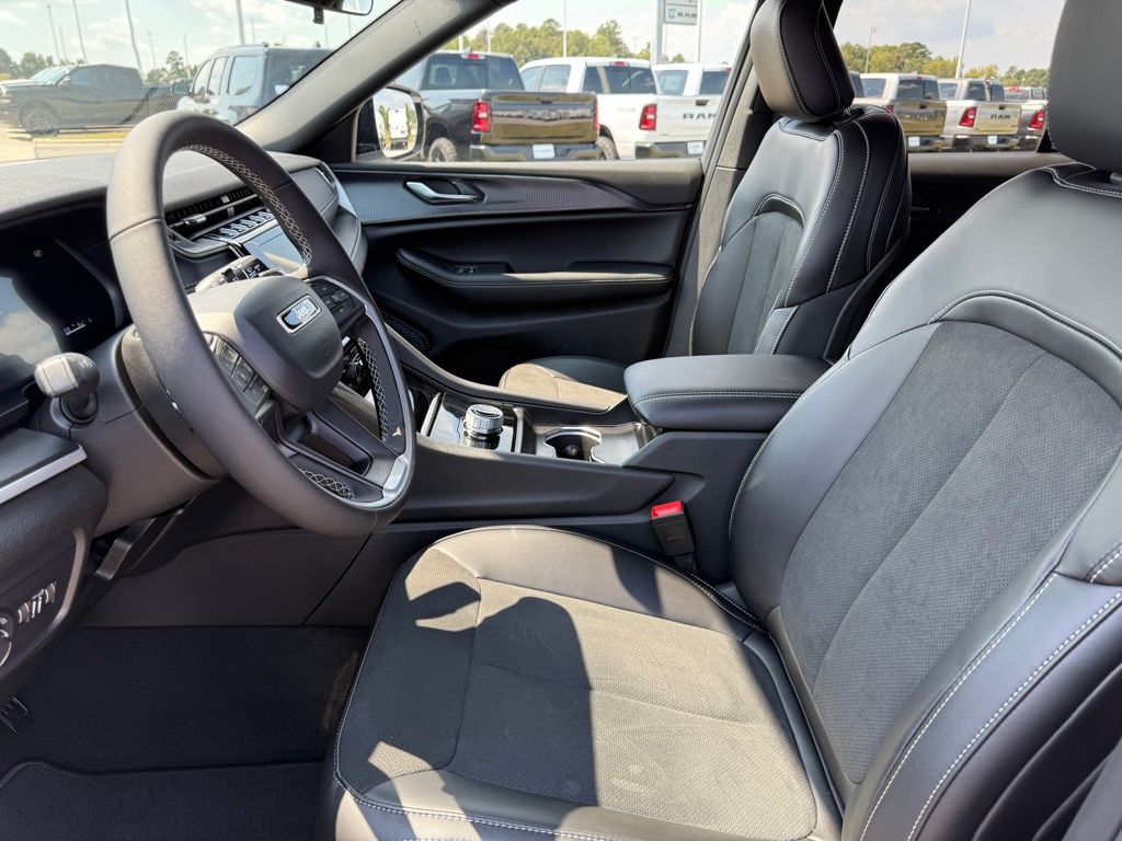 2025 Jeep Grand Cherokee Altitude photo 7