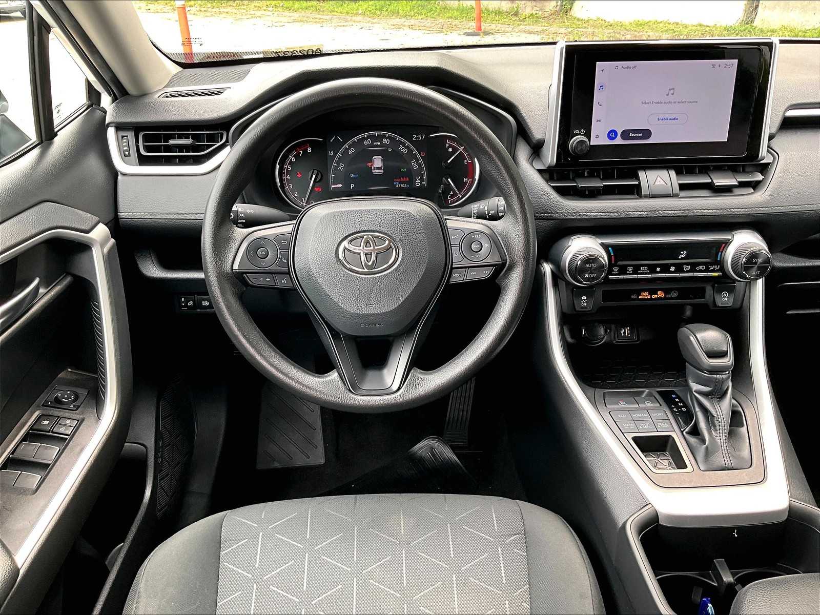 2023 Toyota RAV4 XLE photo 33