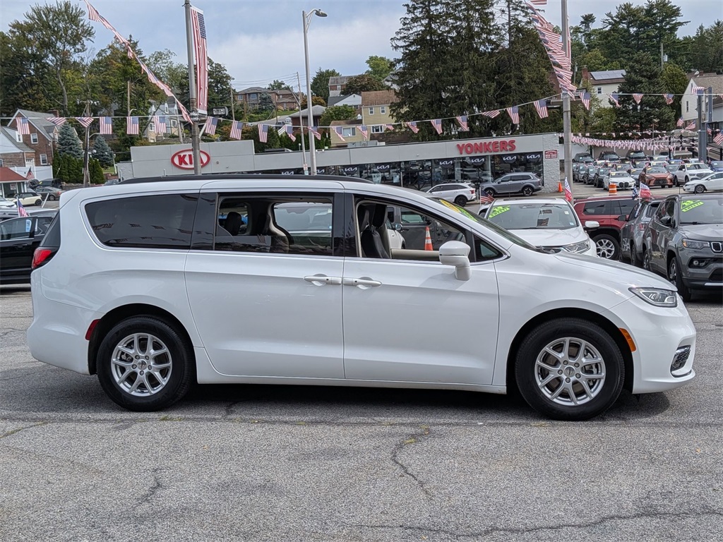 2022 Chrysler Pacifica Touring L photo 3