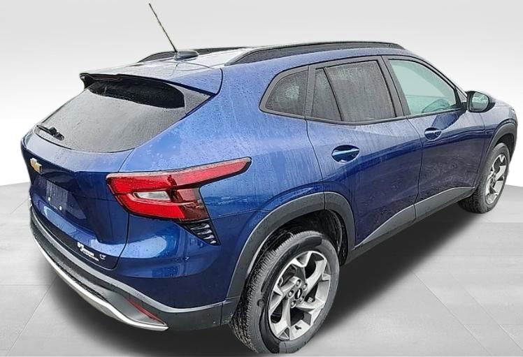 2024 Chevrolet Trax LT photo 2