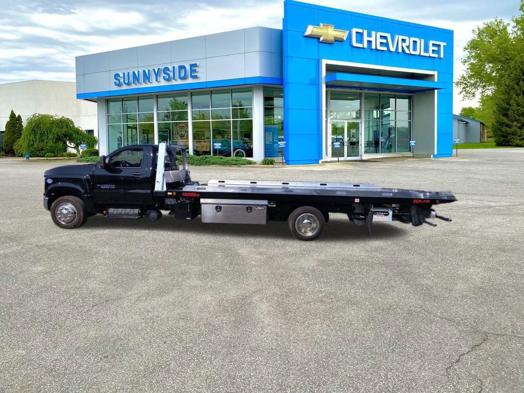 2023 Chevrolet Silverado 6500HD Work Truck photo 4