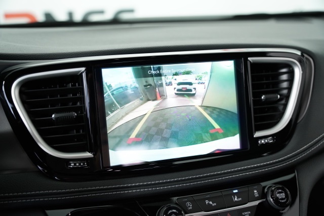 2026 Chrysler Pacifica photo 9