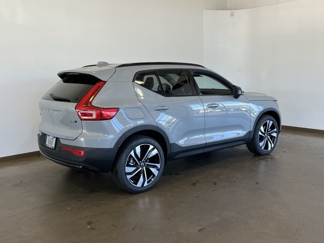 2025 Volvo XC40 Plus photo 6