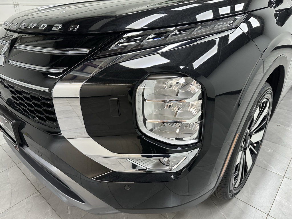 2025 Mitsubishi Outlander SE photo 4